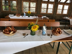 Festlich gedeckte Tische im historischen Biergarten-Pavillon