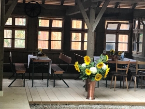 Historischer Pavillon mit Tischen und Blumenschmuck