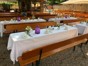 Festlich gedeckte Biergartentische mit Kaffeegedeck