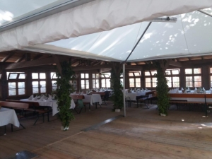 Überdachter Veranstaltungsbereich im historischen Biergarten
